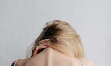 Rugpijn verlichten met houding correctoren